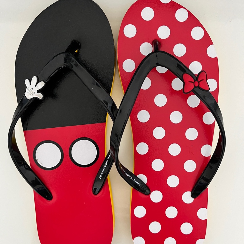 Like new Disney Mickey & Minnie iconic Flip Flops - size 9